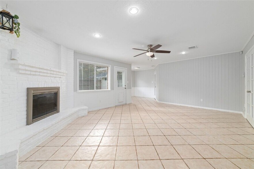 Family Room - 25602 Oakhurst Dr