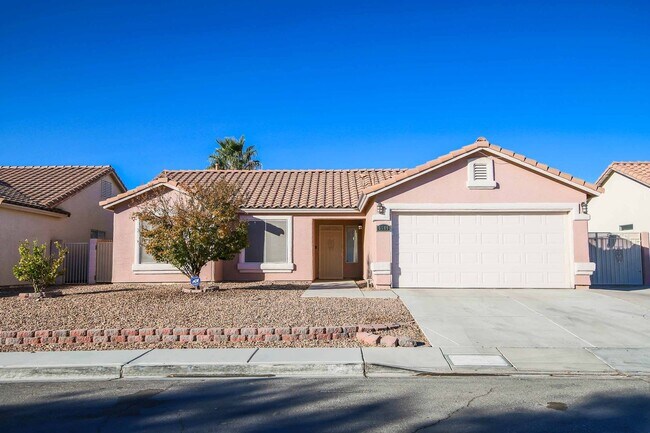 Building Photo - CUTE 3 BEDROOM HOME WITH POOL/SPA!