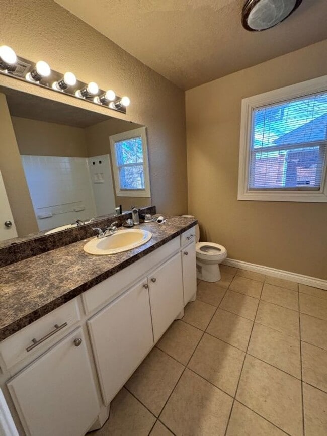 Building Photo - 3 bed, 1 and a 1/2 bath , one car garage! New paint, updates throughout and ready for move in!