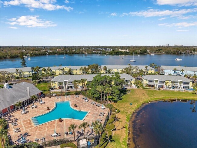 Building Photo - 108 Pompano Dr SE