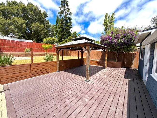 Building Photo - Amazing 3 Bedroom, 2 Bath Home with Gated Entry and Extra Studio