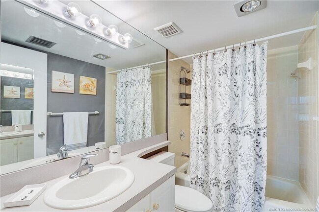 Building Photo - 5564 NE Gulfstream Way