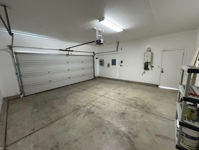 Building Photo - Tulare Home coming soon!