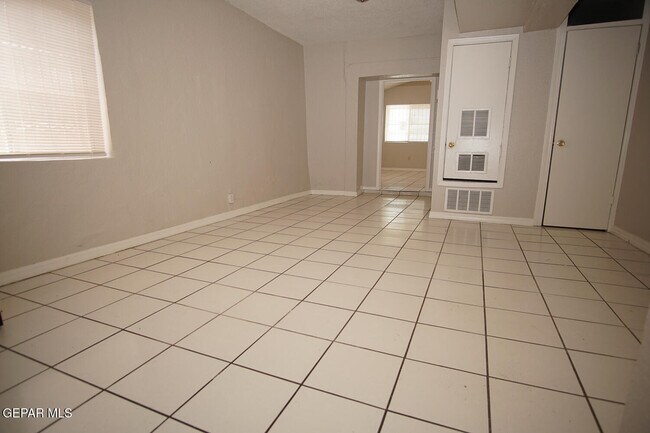 Building Photo - 422 Val Verde St