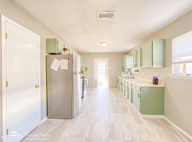 Building Photo - 342 Meander St