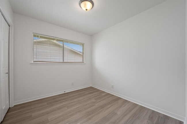 Building Photo - 7009 Isabelle Dr