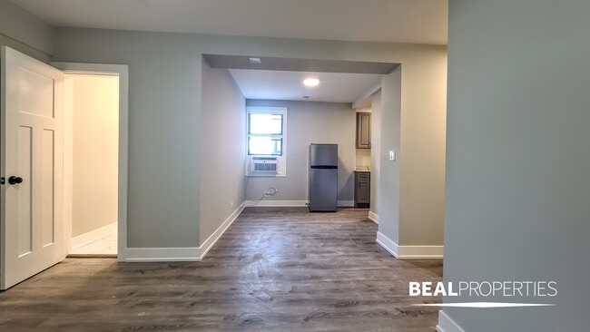 Building Photo - 505 W Belmont Ave