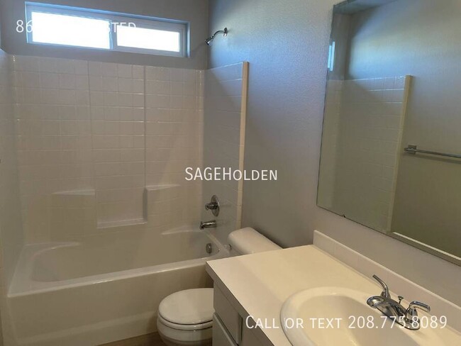 Building Photo - 865 SW Crested-