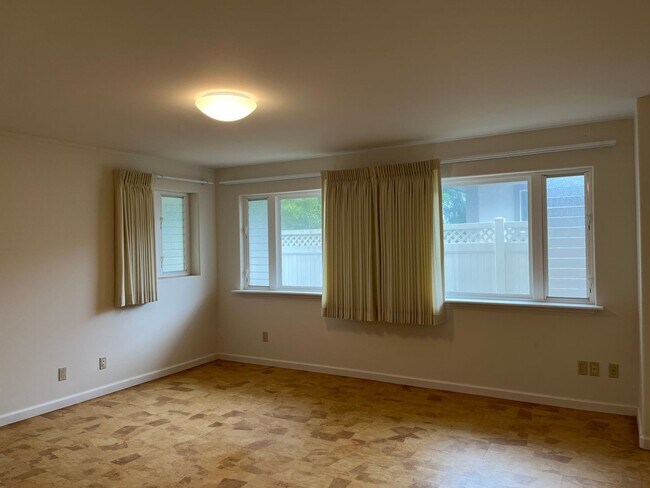 Building Photo - Large one bedroom (ground floor of a singl...