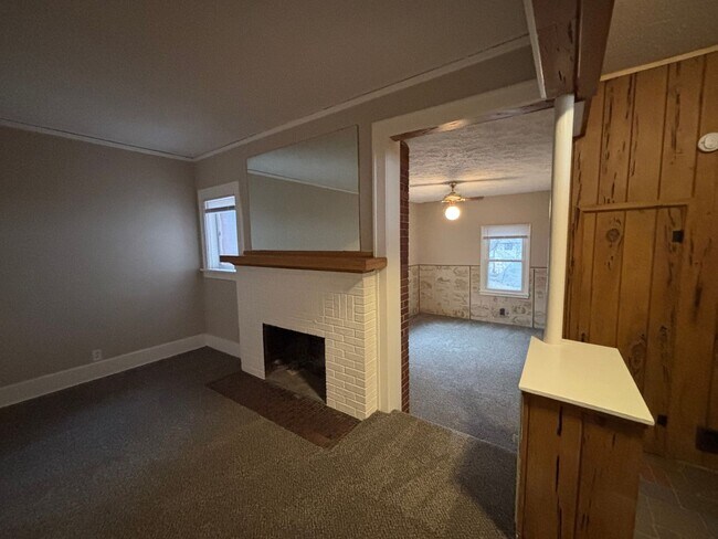 Building Photo - Charming Hilltop Home with Stunning City Views