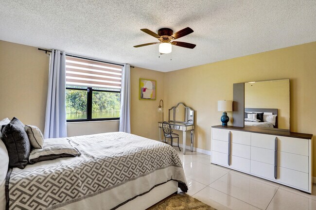 Building Photo - 2659 Carambola Cir N