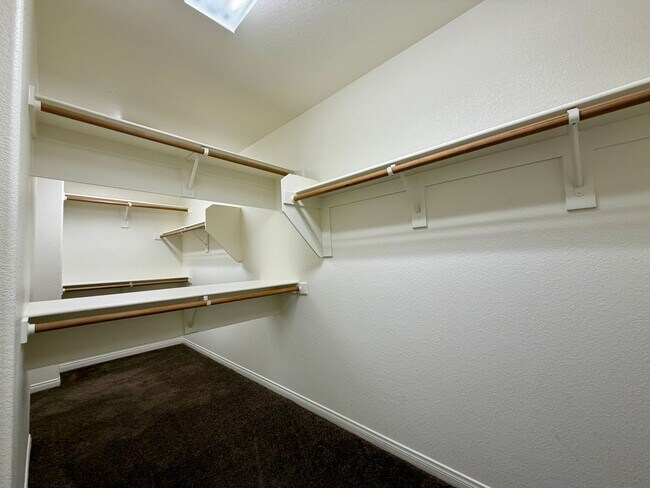 Building Photo - Lovely, large 4 bedroom