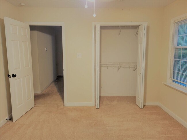 Building Photo - Huge 5 bedroom upgraded Colonial with larg...