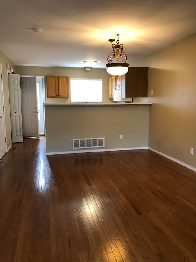 Building Photo - Beautiful 2bd, 2 ba 1,365 sq. ft. Condo, New Paint and Carpet, Fenced Yard, Close to Everything