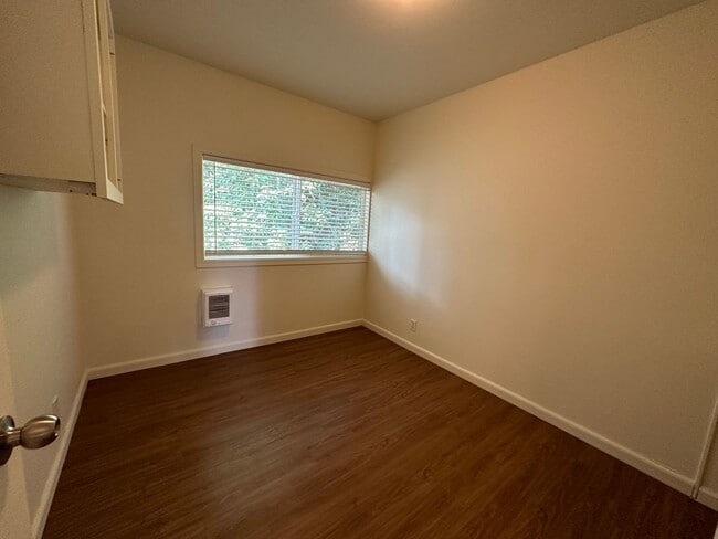 Building Photo - South Tabor 3 Bedroom 1.5 Bath Duplex Unit...