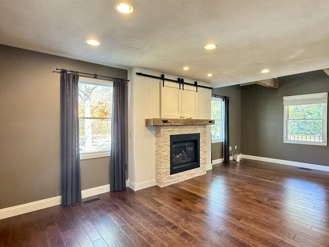 Building Photo - 718 Indianola Ave