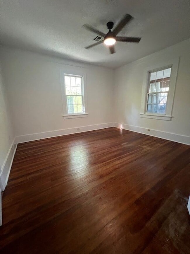 Building Photo - 3 Bedroom, 1 Bath Home