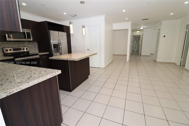 Building Photo - 230 SW 30th Ave