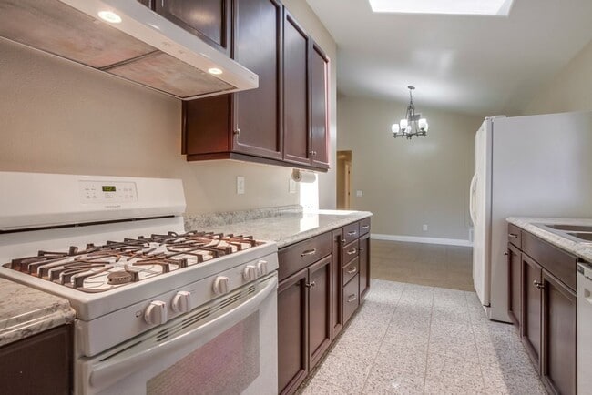 Building Photo - Beautiful 3 Bedroom + Den Home in the Foot...