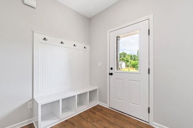 Building Photo - Nearly New 3 Bedroom home minutes to downt...