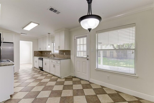 Building Photo - 29419 Fox River Dr
