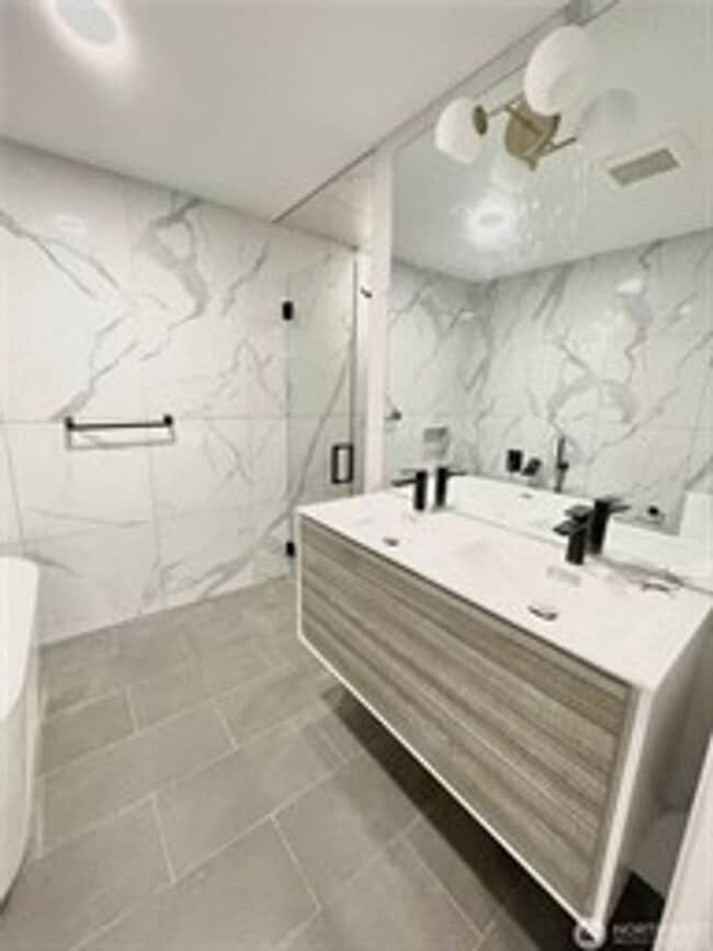 Building Photo - 3Bd/2.5Ba Mercer Island House