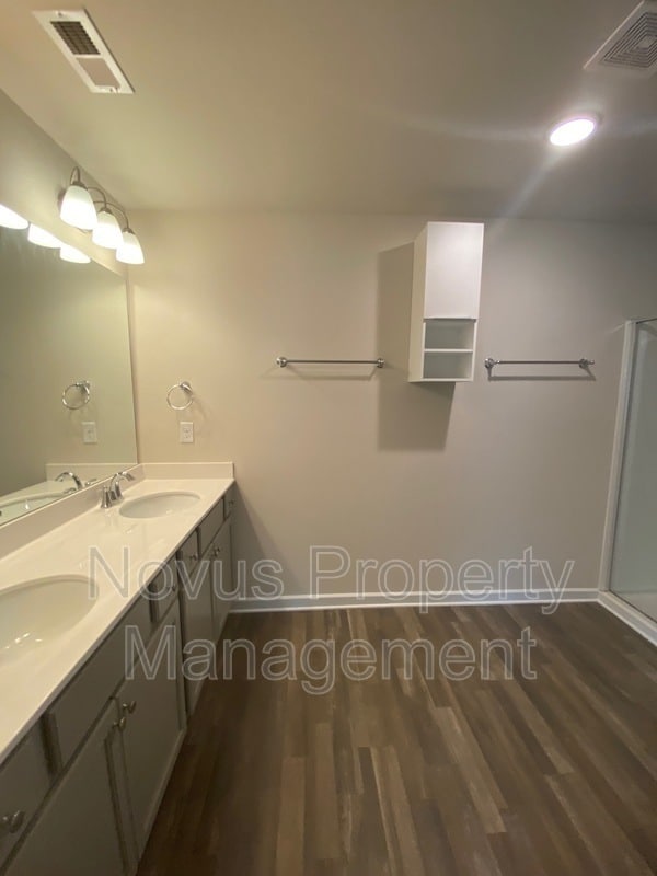 Building Photo - 1182 Westhampton Wy