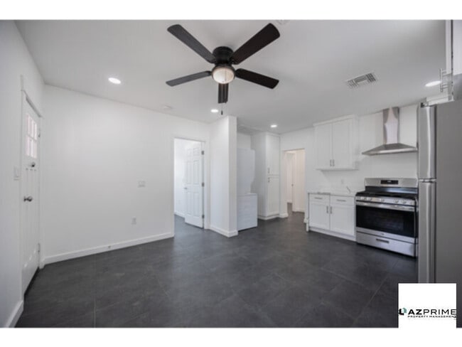 Building Photo - Stylish 3/2 Phoenix Duplex!