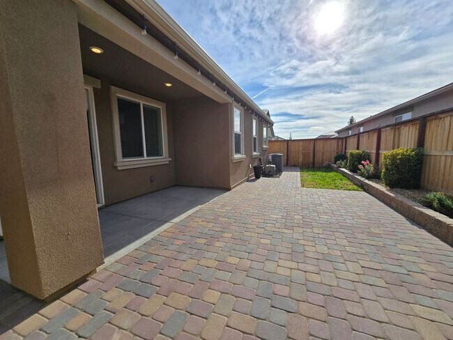 Building Photo - Beautiful Kiley Ranch Home with Open Floor Plan & Private Backyard