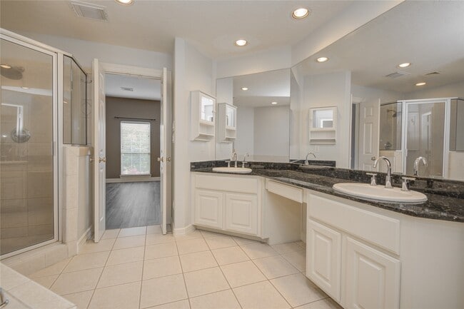 Building Photo - 13619 Brookbluff Ln