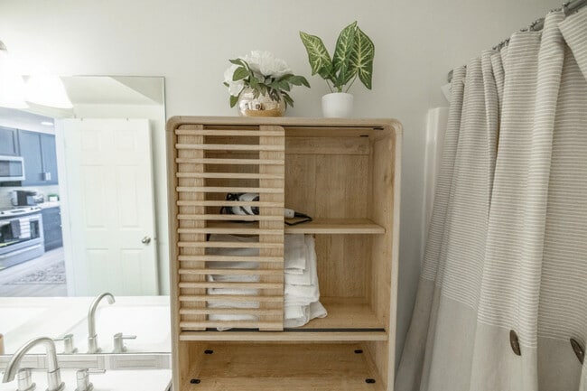 Building Photo - 924 Lowell Ave S