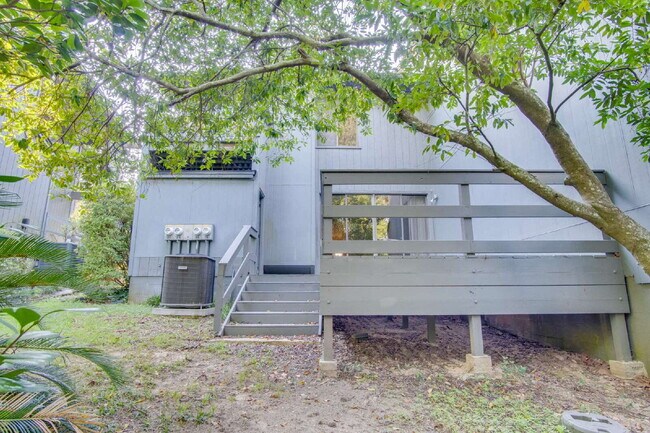 Building Photo - 2 Bedroom, 2.5 Bath Townhome with Easy Acc...