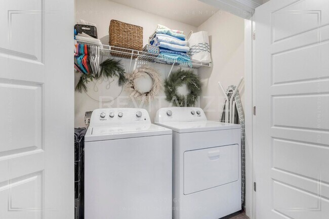 Building Photo - Beautiful Townhome in Quail Hollow, Spanis...