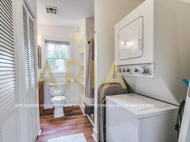 Building Photo - Adorable Remodeled 1 Bed/1 Bath Cottage! C...