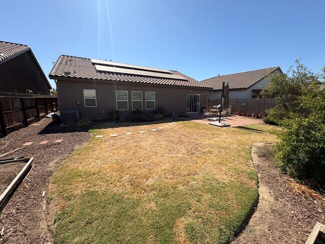 Building Photo - 3 bedroom, 2 bathroom home for rent in Southeast Visalia