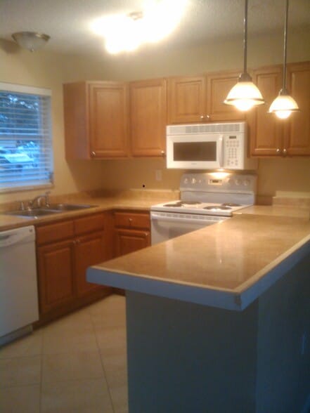 Building Photo - 247 Royal Palms Dr