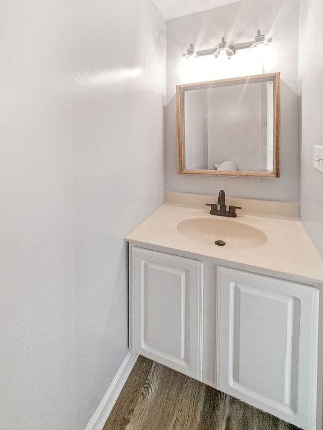 Building Photo - Gorgeous End Unit 2-Level Townhome in Wald...
