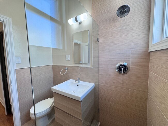 Building Photo - Russian Hill: Remodeled 1 Bedroom w/ Direct Access to XL Shared Patio & FREE Utilities!