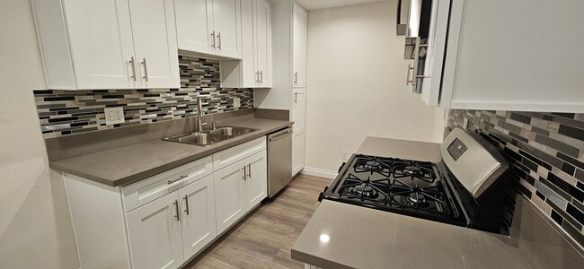 Building Photo - Beautifully Renovated Townhouse with Moder...