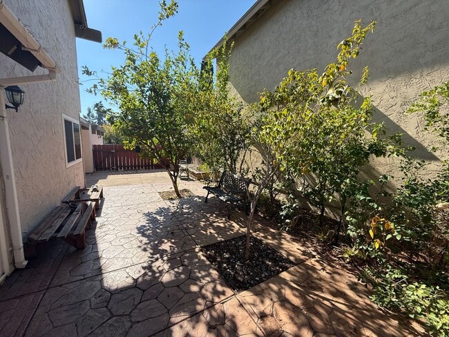 Building Photo - Gorgeous and Upgraded 4 Bed, 2.5 Bath Two-Story in Villa Portofino!