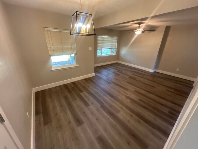 Building Photo - 3160 Chatsworth Dr