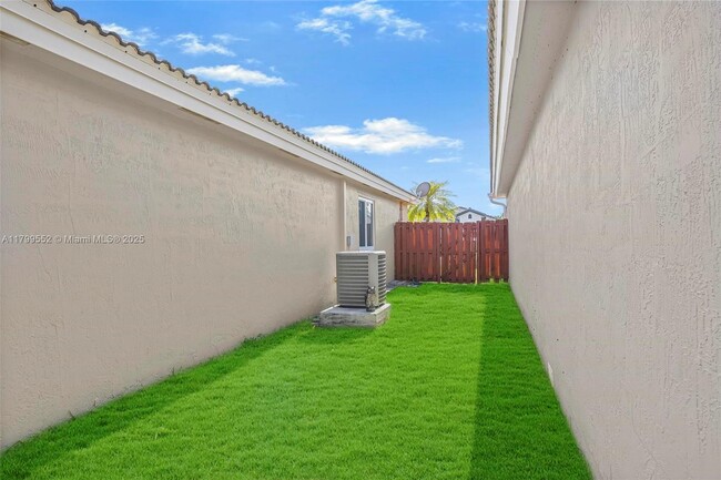 Building Photo - 13961 SW 150th Ct