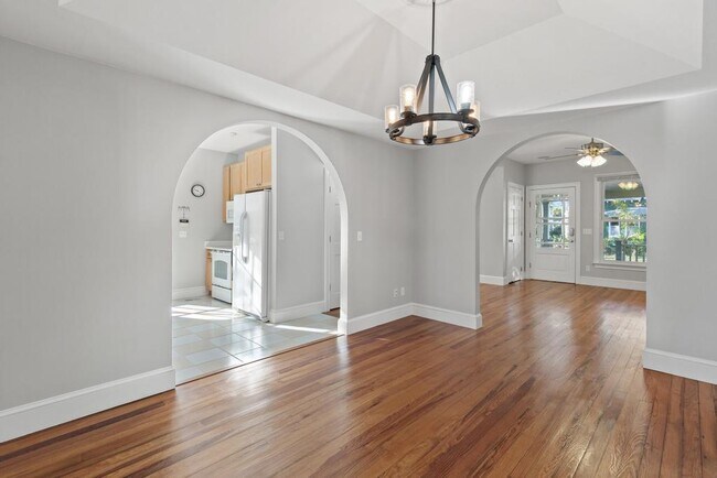 Building Photo - 313 St George St