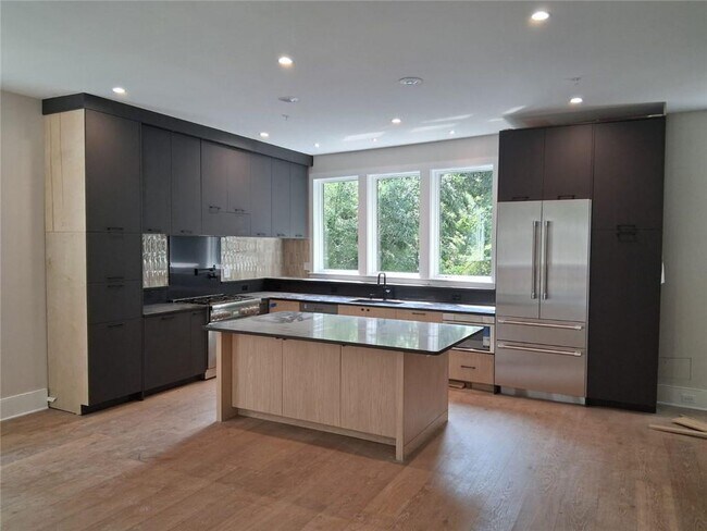 Building Photo - 3525 Kingsboro Rd NE