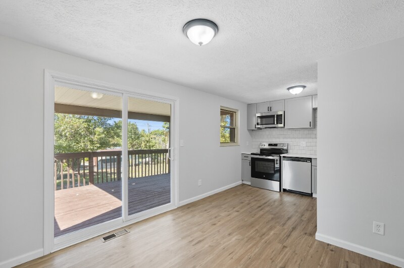 Building Photo - 7 Waterside Way