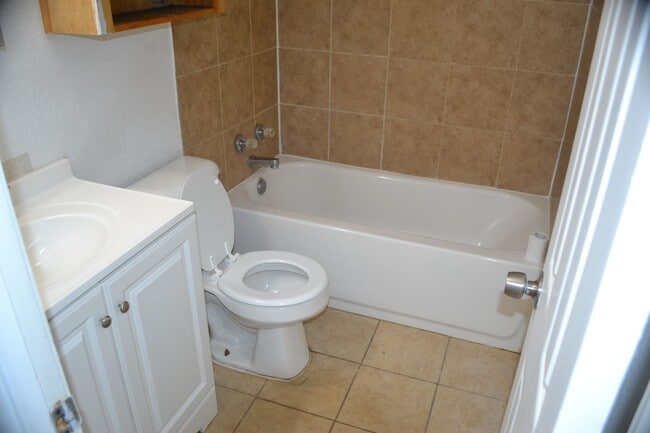 Building Photo - 302 Horseshoe Dr