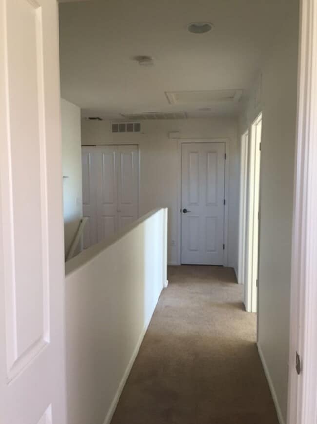 Building Photo - Beautiful 4-bedroom 3-bathroom - GREAT LOC...