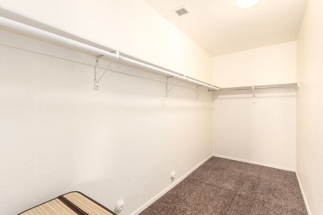 Building Photo - Spacious & Elegant Home with Resort-Style Backyard in Gated Community