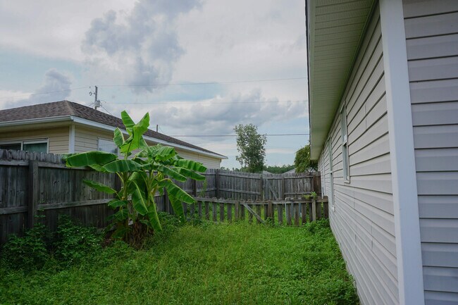 Building Photo - 322 Apple Dr