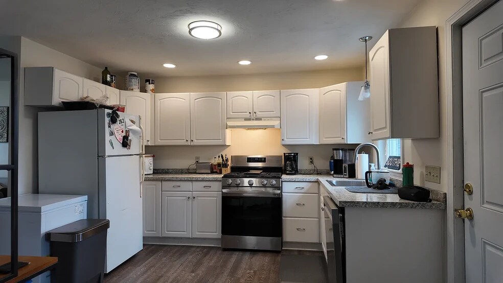 Primary Photo - 112 W 7th St